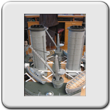 Kräne mit Schornsteinen und Beibooten